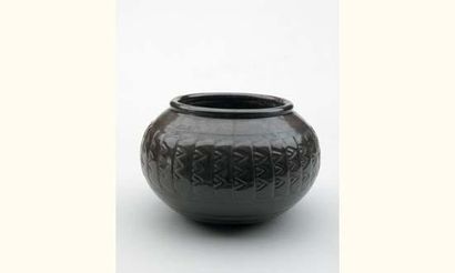 null Emile LENOBLE 1875-1939. Vase de forme ronde et pansue à large col ouvert en...