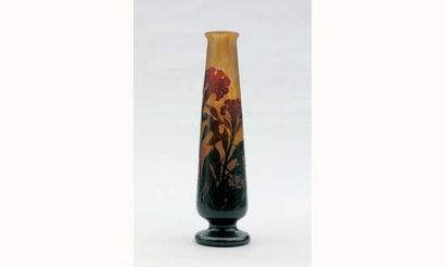 DAUM. Grand vase de forme conique en verrerie...