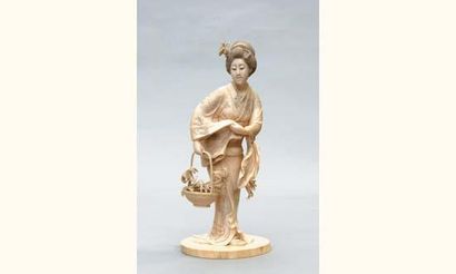 null IMPORTANTE STATUETTE EN IVOIRE REPRESENTANT
UNE BIJIN TENANT UN PANIER EMPLI...