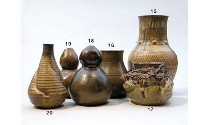 null Paul JEANNENEY 1861-1920
Vase en grès à corps ovoïde et col galbé, décor à striures...