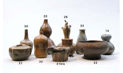 null Jean CARRIES 1855-1894
Vase en grès à corps conique et col galbé ouvert, émail...
