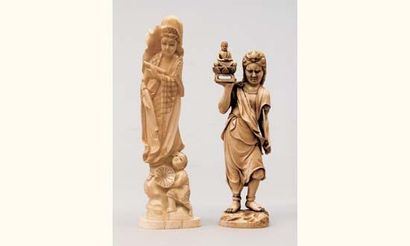 null Okimono en ivoire représentant la déesse Bewteki tenant une bouteille et un...