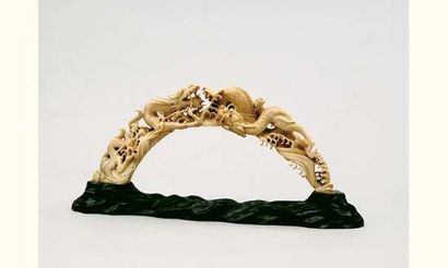 Défense en ivoire sculptée de trois dragons...