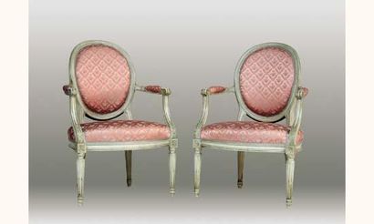 null Paire de fauteuils de forme cabriolet.
Pieds cannelés.
Style Louis XVI.
Travail...
