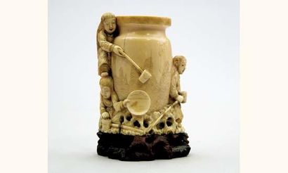 null Okimono en ivoire représentant un grand vase sculpté en léger relief à décor...