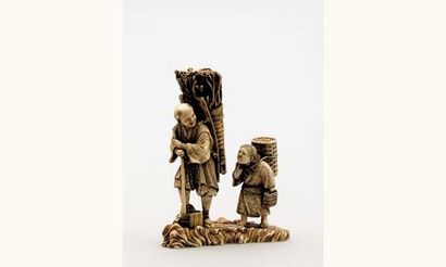 null Groupe en ivoire représentant un bûcheron debout portant un fagot de bois, un...