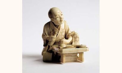 null Okimono en ivoire représentant un homme assis se servant du saké près d'une...