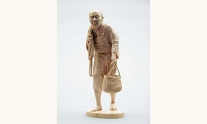 null Statuette en ivoire représentant un pêcheur debout tenant d'une main un filet...
