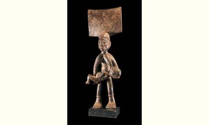 null Yoruba. (Nigéria)

Bois. h. 60 cm

Grande sculpture féminine en position semi-assise,...