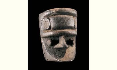 null Ibibio-Eket. (Nigéria)

Bois. h.28 cm

Ancien et puissant masque dont le maxillaire...