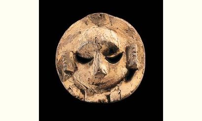 null Ibibio-Eket. (Nigéria)

Bois. h. 22 cm

Ancien masque circulaire au front saillant...