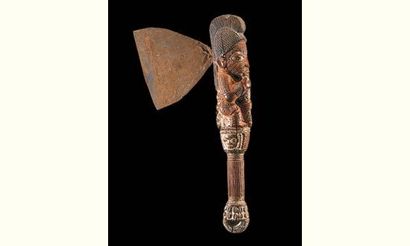 null Yoruba. (Nigéria)

Bois, fer. h. 42 cm

Belle hache cérémonielle dont le sujet...