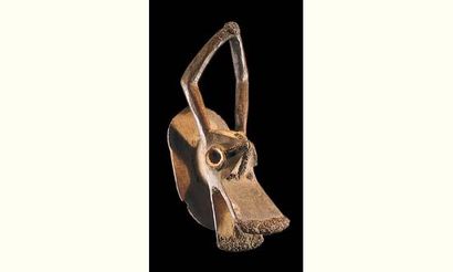 null Yukuben. (Nigéria)

Bois. h. 68 cm

Rare et ancien masque animalier aux lignes...