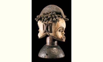 null Idoma. (Nigéria)

Bois. h. 27 cm

Cimier janus «ungulali» au visage rendu grimaçant...