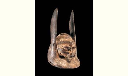 null Yoruba. (Nigéria)

Bois. h. 34 cm

Ancien masque «Gelede» de nuit, «Apasa» apparaissant...