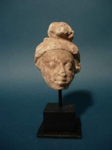 null ART GRECO-BOUDDHIQUE DU GANDHARA (Ier - Vème siècle ap. J.C.)
Tête d'homme.
En...