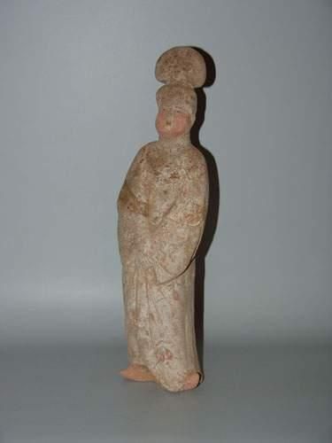 null TANG (618 - 907)
Fat Lady debout, à la coiffure en chignon et portant une robe...
