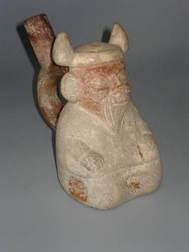 null PEROU
Vase représentant d'un personnage cornu, à l'arrière, présence d'une anse-étrier...