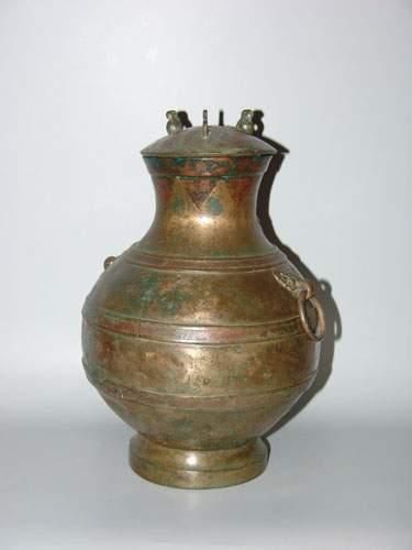 null HAN (206 av. J.C. - 220 ap. J.C.)
Vase « Hu » orné de deux masques de taotie...