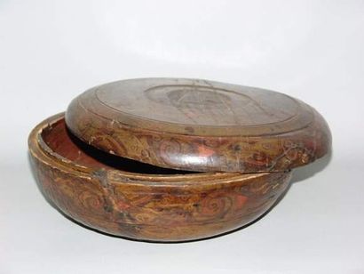 null HAN (206 av. J.C. - 220 ap. J.C.)
Boîte ronde avec couvercle en bois laqué polychrome.
(Recollage).
H...