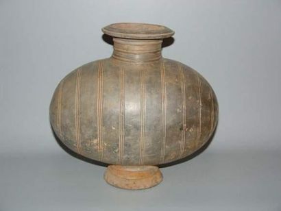 null HAN (206 av. J.C. - 220 ap. J.C.)
Vase « Cocon » sur piédouche et à décor de...