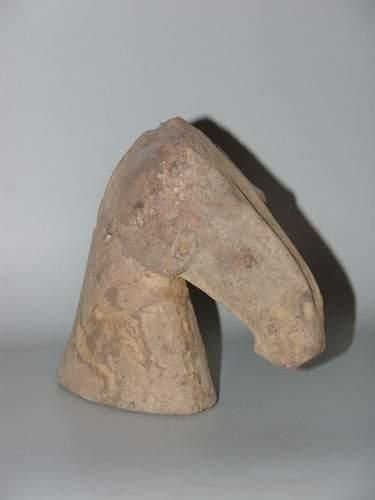 null HAN (206 av. J.C. - 220 ap. J.C.)
Tête de cheval.
En terre cuite.
H : 15 cm