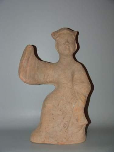 null HAN (206 av. J.C. - 220 ap. J.C.)
Danseuse debout, le bras droit levé.
En terre...
