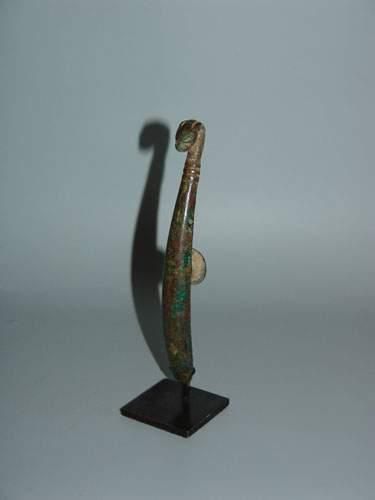 null HAN (206 av. J.C. - 220 ap. J.C.)
Fibule.
En bronze.
H : 14.5 cm