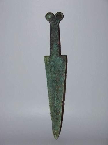 null HAN (206 av. J.C. - 220 ap. J.C.)
Poignard à décor géométrique.
En bronze.
Province...