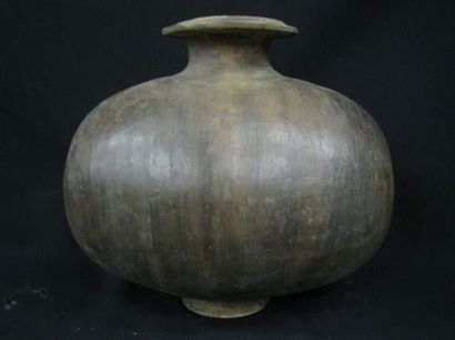 null HAN (206 av. J.C. - 220 ap. J.C.)
Vase « Cocon » sur piédouche de forme ovoïde,...