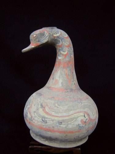 null HAN (206 av. J.C. - 220 ap. J.C.)
Vase « Ping » en forme de tête d'oie.
En terre...