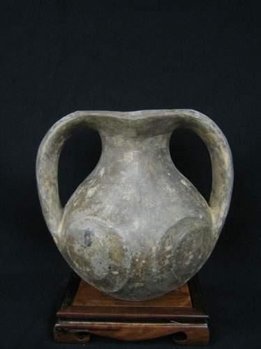 null HAN (206 av. J.C. - 220 ap. J.C.)
Vase « Guan » à deux larges anses, et à décor...