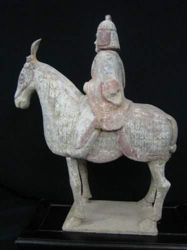 null WEI (386 - 557 ap. J.C.)
Guerrier en armure et casqué sur son cheval caparaçonné.
En...