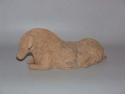 null WEI (386 - 557 ap. J.C.)
Sanglier couché.
En terre cuite grise.
L : 26 cm