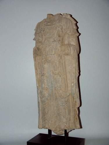 null QI DU NORD (550 - 577 ap. J.C.)
Corps acéphale de Kwanin. Elle porte une robe...