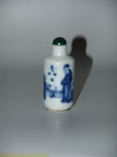 null T'SING (XIXe siècle)
Flacon tabatière en porcelaine bleu blanc.
H : 7 cm