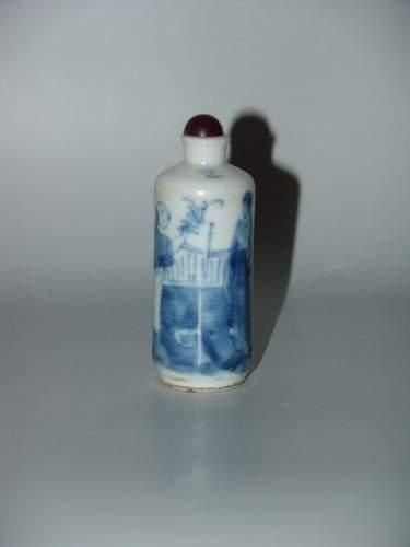 null T'SING (XIXe siècle)
Flacon tabatière en porcelaine bleu blanc.
H : 9 cm