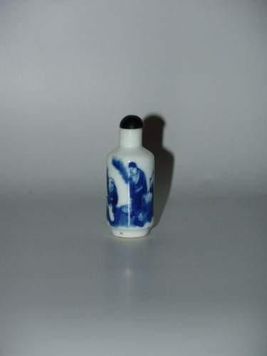 null T'SING (XIXe siècle)
Flacon tabatière en porcelaine bleu blanc.
H : 6.5 cm