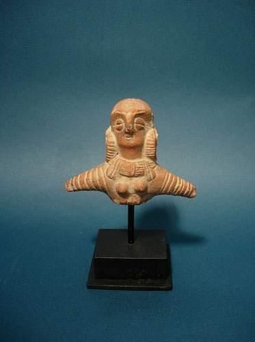 null CHARSADDA (300 av. J.C.)
Buste de déesse-mère.
En terre cuite.
H : 6.5 cm