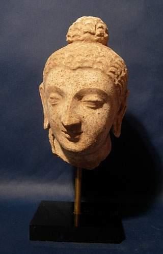 null ART GRECO-BOUDDHIQUE DU GANDHARA (Ier - Vème siècle ap. J.C.)
Tête de Bouddha.
En...