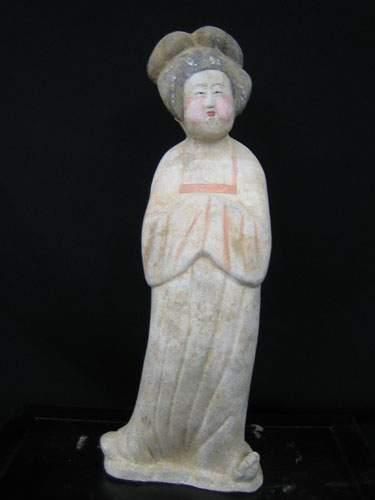 null TANG (618 - 907 ap. J.C.)
Fat Lady debout, à la coiffure stylisée et aux mains...