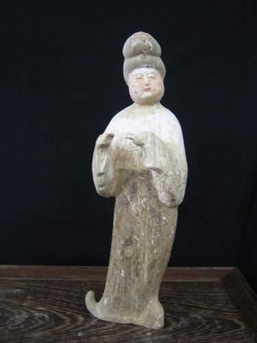 null TANG (618 - 907 ap. J.C.)
Fat Lady debout, aux mains levées.
En terre cuite...