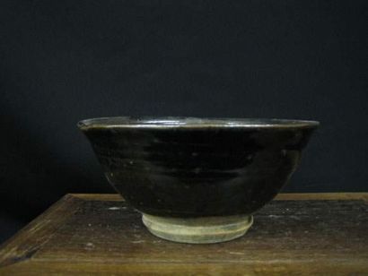null SONG (960 - 1279 ap. J.C.)
Coupe en terre cuite à glaçure noire.
D : 18 cm