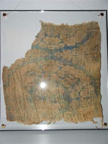 null YUAN (1279 - 1368 ap. J.C.)
Fragment de tissus à décor beige sur fond bleu de...