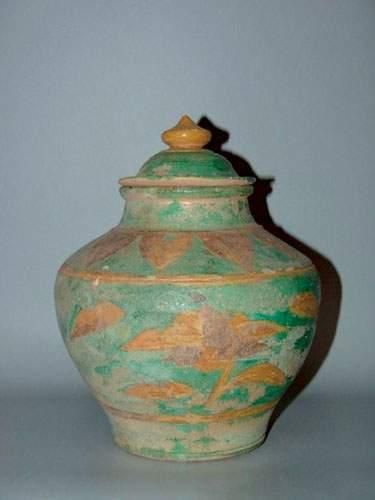MING (1368 - 1644 ap. J.C.)
Vase à couvercle,...