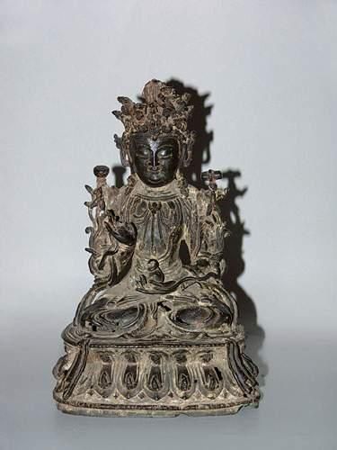 null MING (1368 - 1644 ap. J.C.)
Kwanin assise sur un trône.
En bronze.
H : 22 cm...
