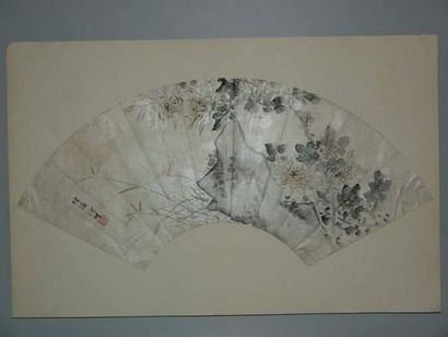 null T'SING ( XIXe siècle )
Peinture en forme d'éventail avec rocher, fleurs et libellules....