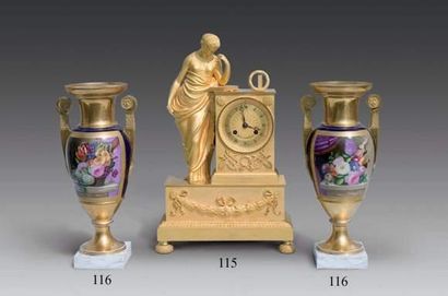 null Paire de vases en porcelaine de Bruxelles de forme ovoïde à col évasé, à décor...