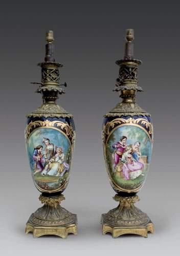 Paire de lampes en porcelaine, style Sèvres...
