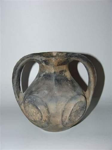 null HAN (206 av. J.C. - 220 ap. J.C.)
Vase « Guan » à deux anses et à décor de spirales.
En...